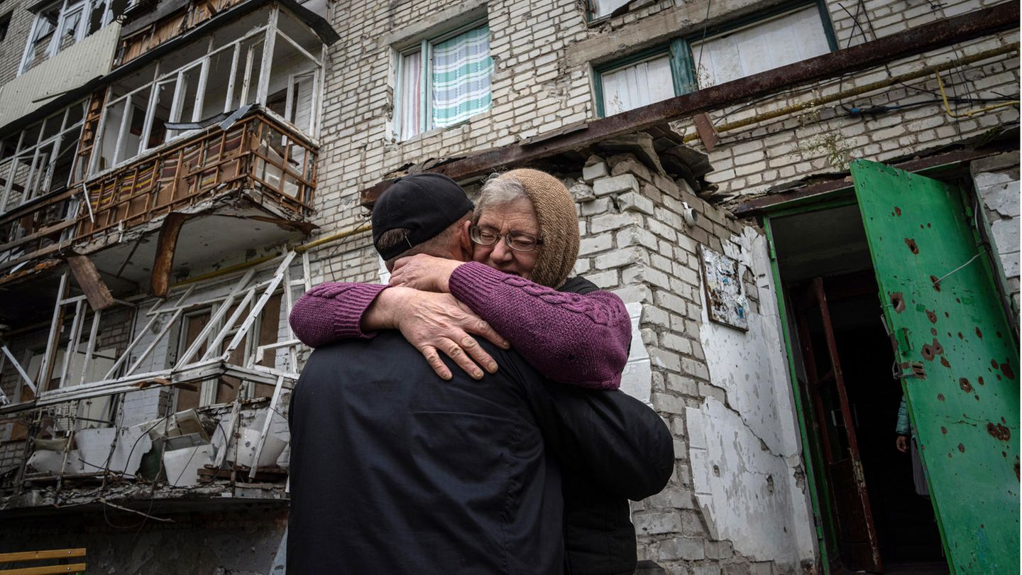 Die Erleichterung der Bewohner des befreiten Isjum ist groß, doch der Schock durch die russische Besatzung sitzt noch tief. Hier im Bild: Yevdokia, 65, umarmt ihren Sohn Alexander vor ihrem Haus – das durch Beschuss schwer beschädigt wurde.