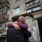 Die Erleichterung der Bewohner des befreiten Isjum ist groß, doch der Schock durch die russische Besatzung sitzt noch tief. Hier im Bild: Yevdokia, 65, umarmt ihren Sohn Alexander vor ihrem Haus – das durch Beschuss schwer beschädigt wurde.