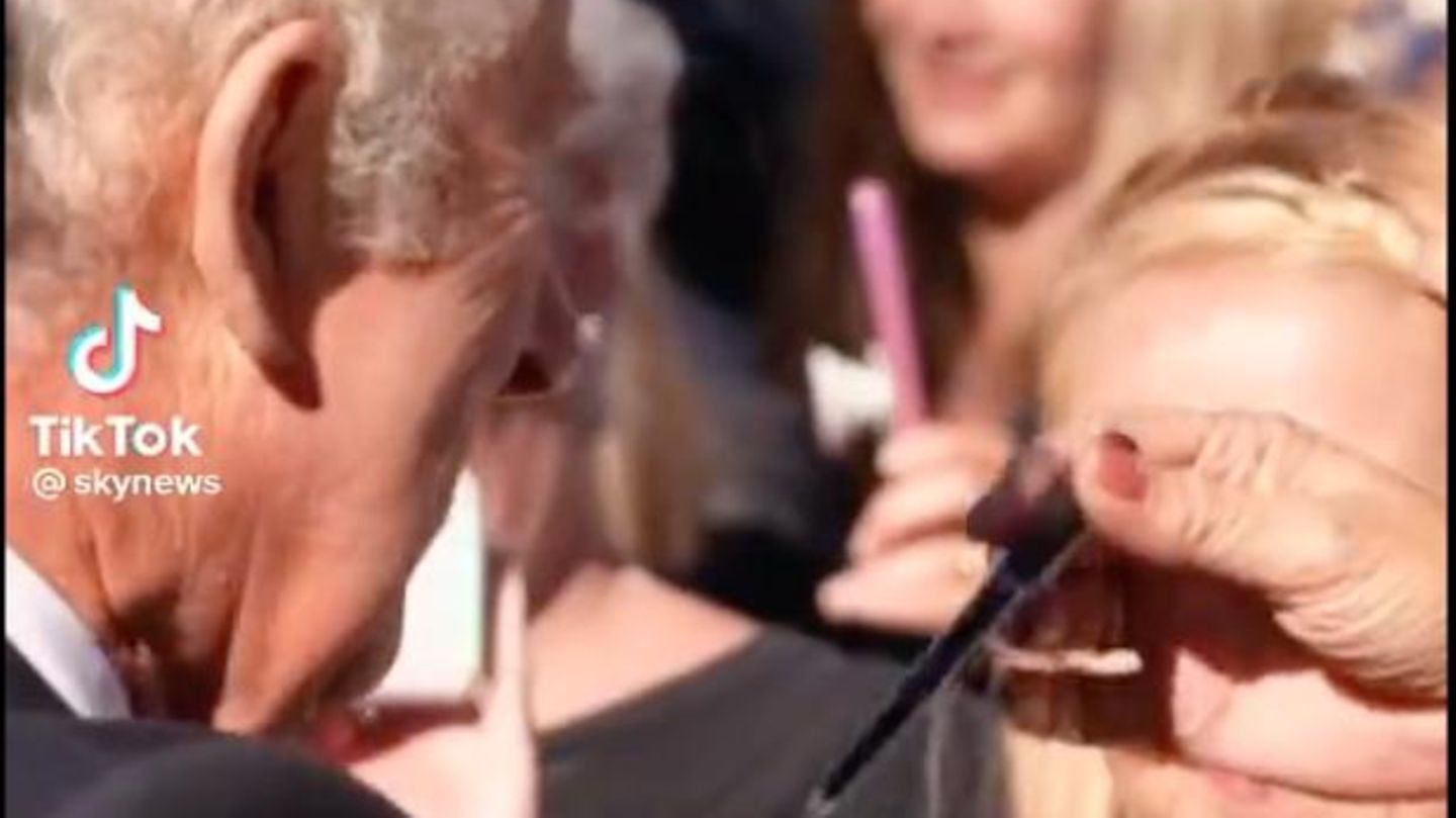 King Charles III  gets a pen from a fan: “Just in case”