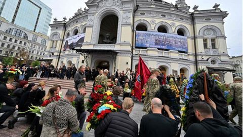 Ukrainische Soldaten tragen den Sarg von Oleksandr Schapowal nach seiner Trauerfeier in das Opernhaus in Kiew