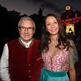 Fernsehmoderator Jan Hofer und seine Frau Phong Lan feiern auf dem Balkon vor dem Käferzelt