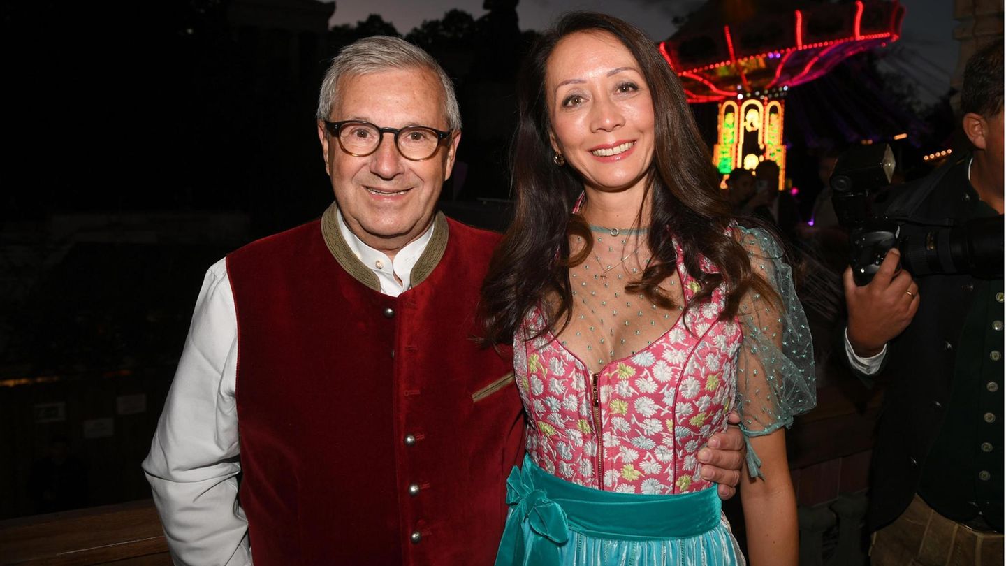 Fernsehmoderator Jan Hofer und seine Frau Phong Lan feiern auf dem Balkon vor dem Käferzelt