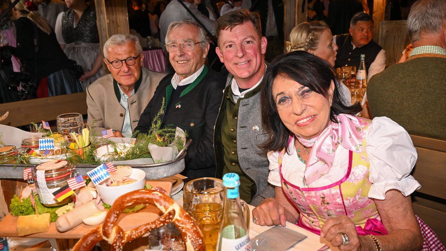 Verleger Dirk Ippen, Erich Sixt, Timothy Liston (Generalkonsul der USA) und Regine Sixt.