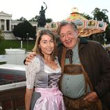 Richard Lugner umarmt seine Begleitung Andrea auf dem Balkon des Käferzelts