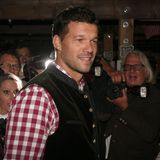Michael Ballack geht durch die Gänge im Käferzelt