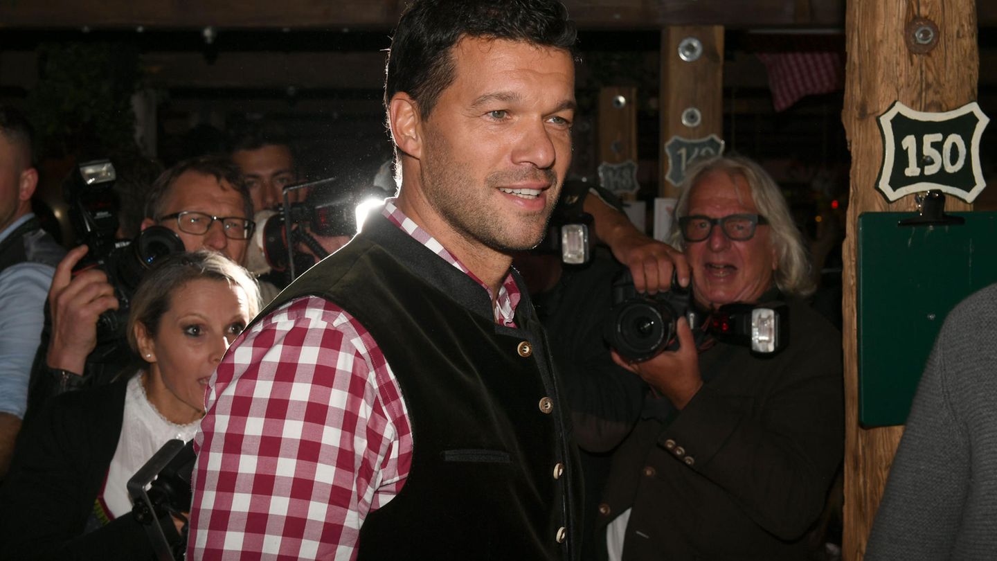 Michael Ballack geht durch die Gänge im Käferzelt