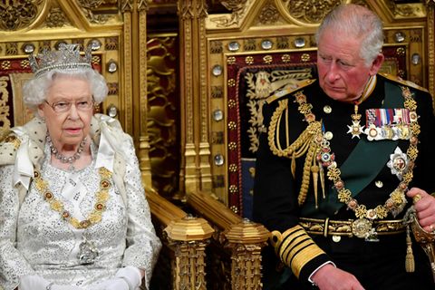 Queen Elizabeth II. und ihr Sohn und Thronfolger Charles 2019 bei der Eröffnung des Parlaments