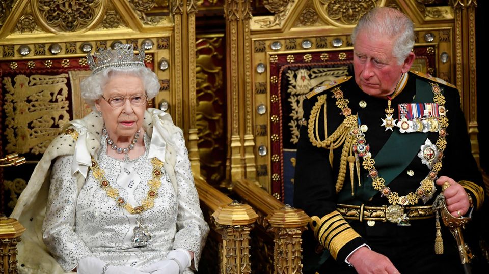 Queen Elizabeth II. und ihr Sohn und Thronfolger Charles 2019 bei der Eröffnung des Parlaments
