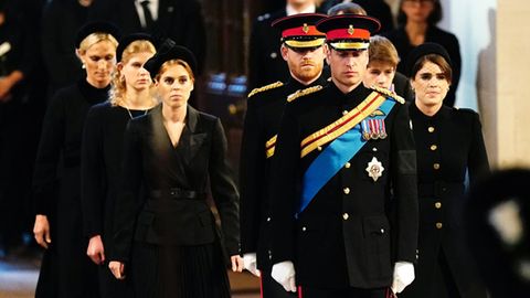 Die acht Enkelkinder von Queen Elizabeth II. in der Westminster Hall 