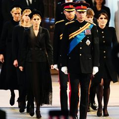 Die acht Enkelkinder von Queen Elizabeth II. in der Westminster Hall 