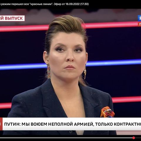 Die Propagandistin Olga Skabejewa im Studio der Sendung "60 Minuten", die in Russland fünf Stunden am Tag ausgestrahlt wird