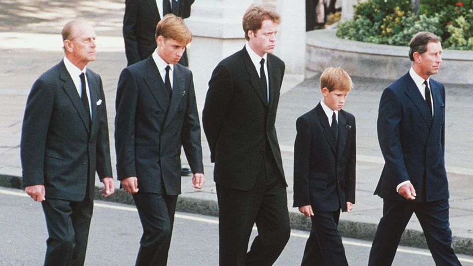 Die Prinzen William und Harry bei der Beerdigung von Lady Di.