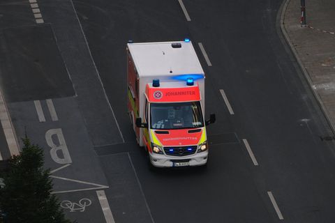 Ein Rettungswagen der Johanniter. In Köln wurden Angestellte mit rassistischen Vorfällen auffällig.