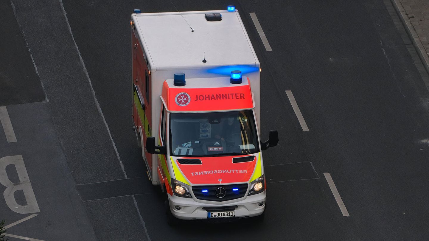 Ein Rettungswagen der Johanniter. In Köln wurden Angestellte mit rassistischen Vorfällen auffällig.