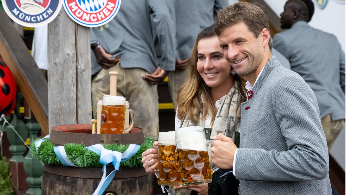 Thomas Müller vom FC Bayern München und seine Frau Lisa