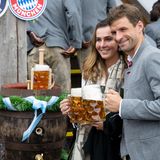 Thomas Müller vom FC Bayern München und seine Frau Lisa
