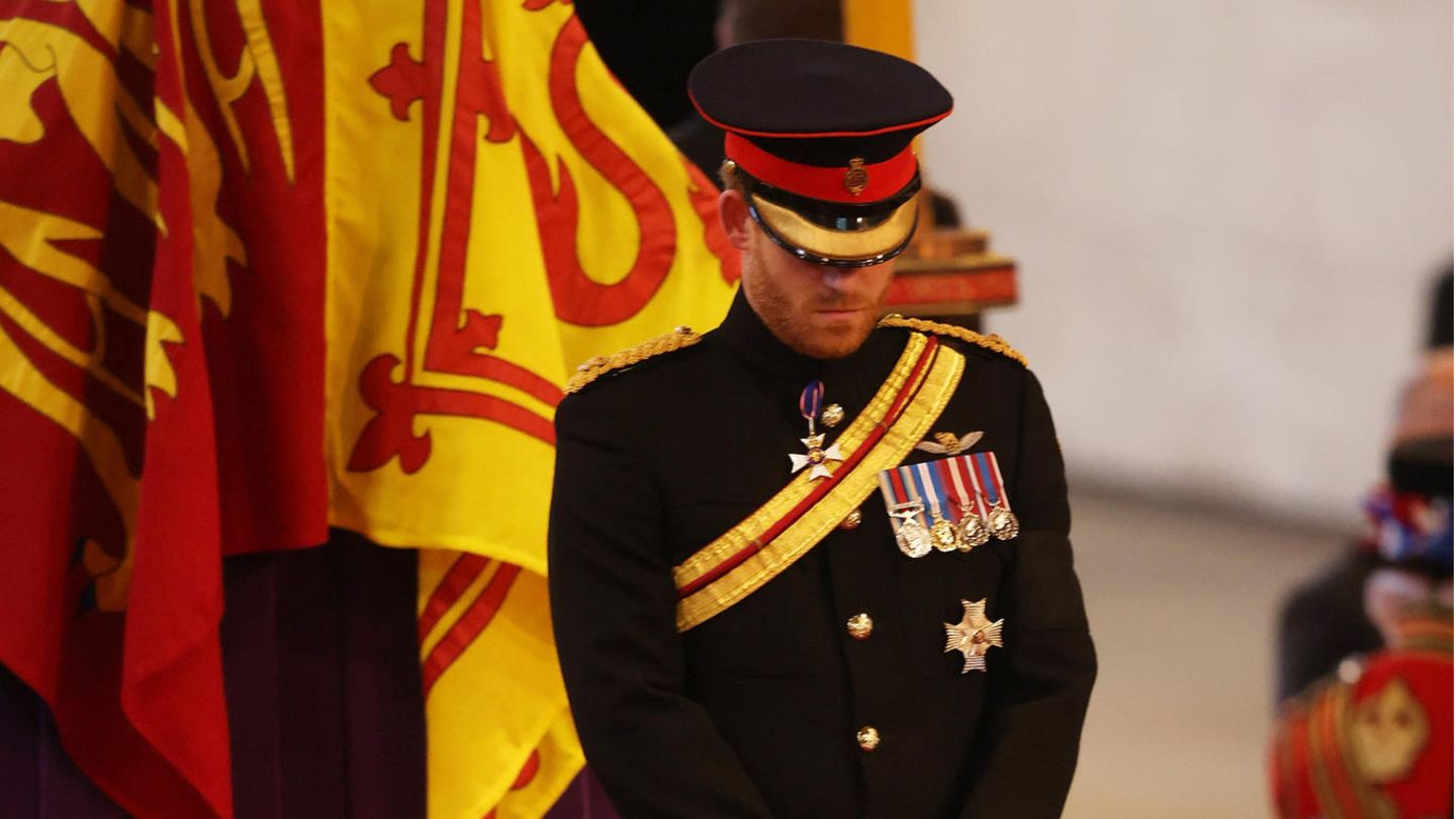 Photo of Prinz Harry und Prinz William wachen in Uniform über Queen Elizabeth II.