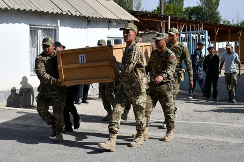 Kirgisische Soldaten tragen einen Sarg mit dem Leichnam eines getöteten Kameraden