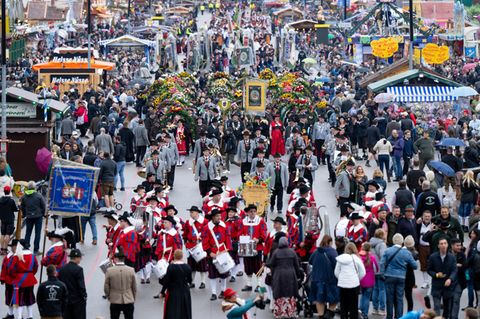 Trachtengruppen nehmen am traditionellen Trachten- und Schützenzug auf dem Oktoberfest teil