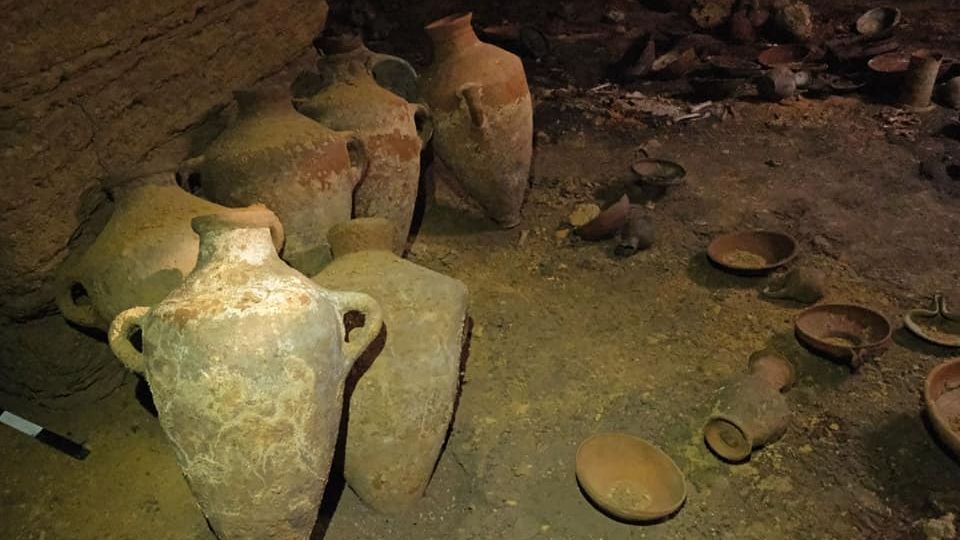 Blick in eine rund 3300 Jahre alte intakte Grabkammer