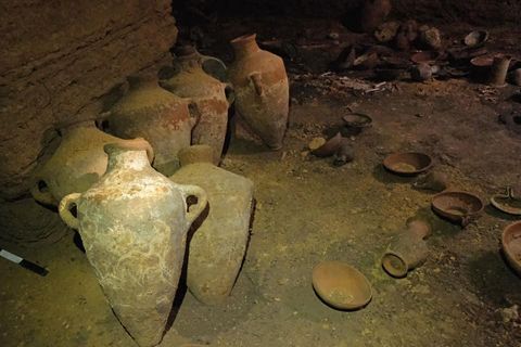 Blick in eine rund 3300 Jahre alte intakte Grabkammer