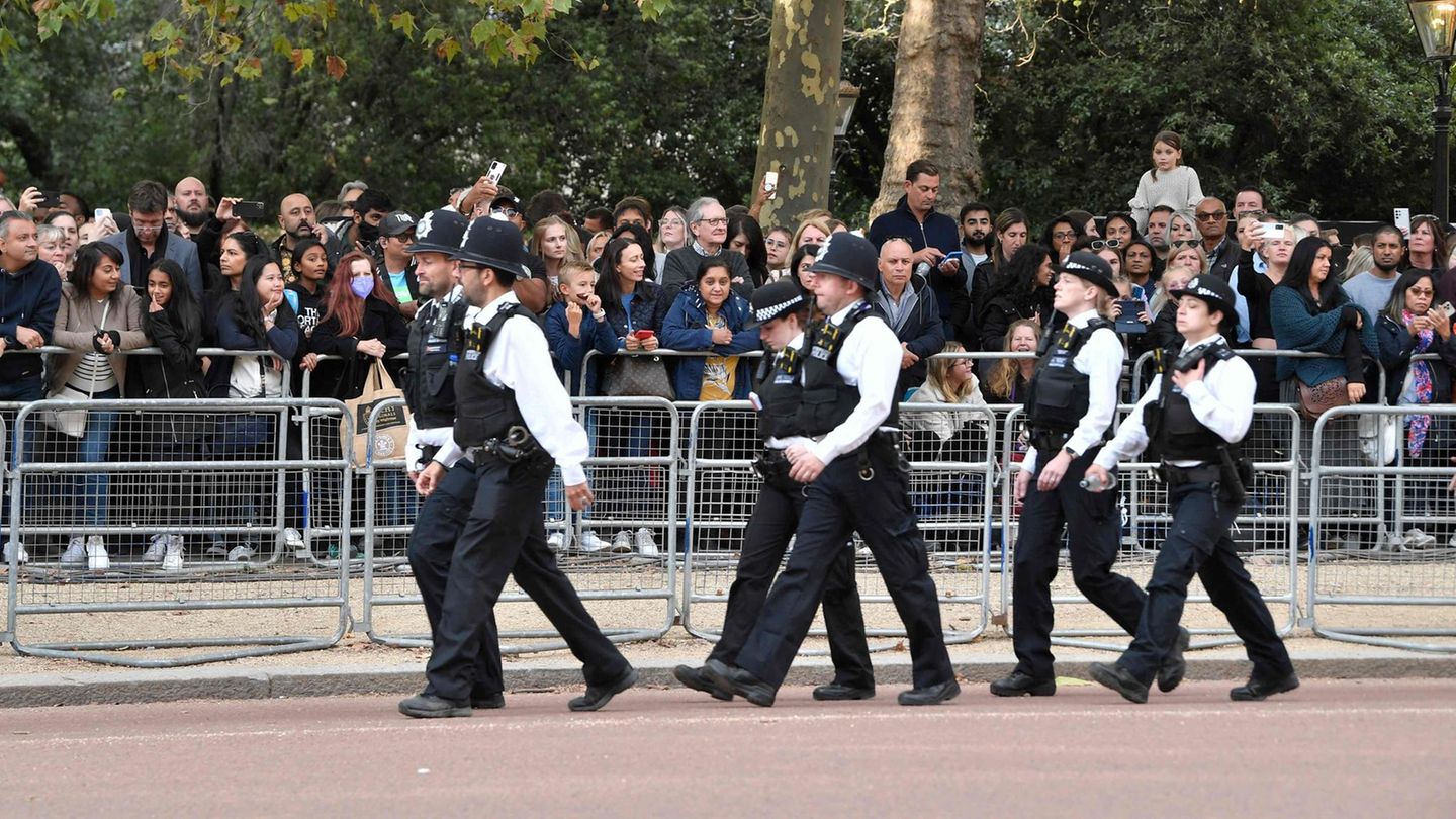 Polizeibeamte patrouillieren auf The Mall