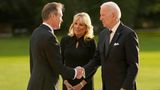 Joe und Jill Biden werden vom Master of The Household begrüßt