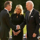 Joe und Jill Biden werden vom Master of The Household begrüßt