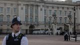 Busse mit Gästen fahren am Buckingham Palast war