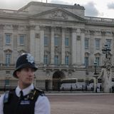 Busse mit Gästen fahren am Buckingham Palast war