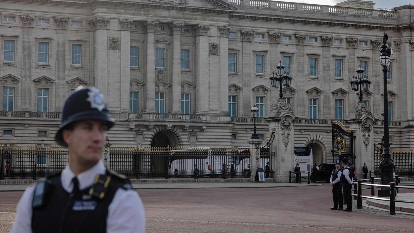 Busse mit Gästen fahren am Buckingham Palast war