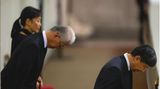 In tiefer Verneigung: Japans Kaiser Naruhito (r.) 