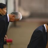 In tiefer Verneigung: Japans Kaiser Naruhito (r.) 