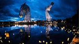 Falkirk, Schottland.  Die vom schottischen Künstler Andy Scott entworfenen Kelpies-Statuen werden imposant beleuchtet. Vor ihrem Staatsbegräbnis wird ein Gedenkgottesdienst abgehalten, um der verstorbenen Königin Elizabeth II. Respekt zu zollen.