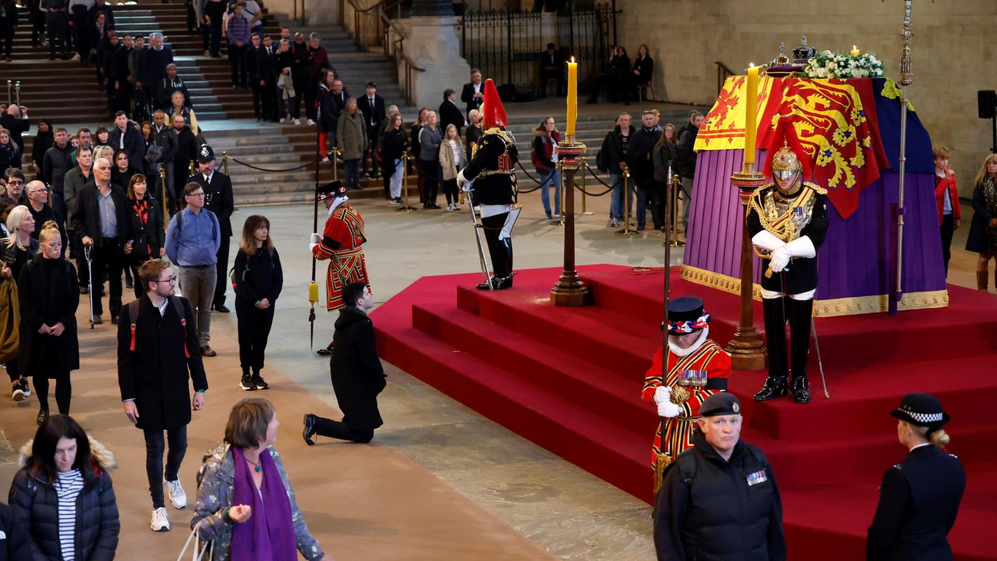 Queen Elizabeth II: Funeral service and funeral in the live blog