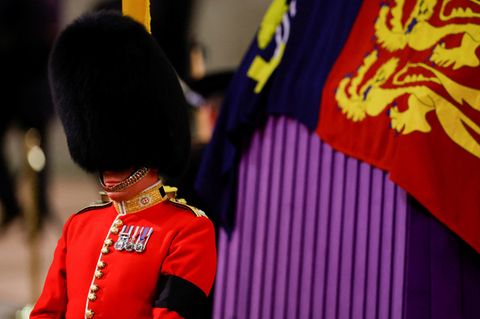 Der Sarg von Queen Elizabeth II. beim "Lying In State", der öffentlichen Aufbahrung