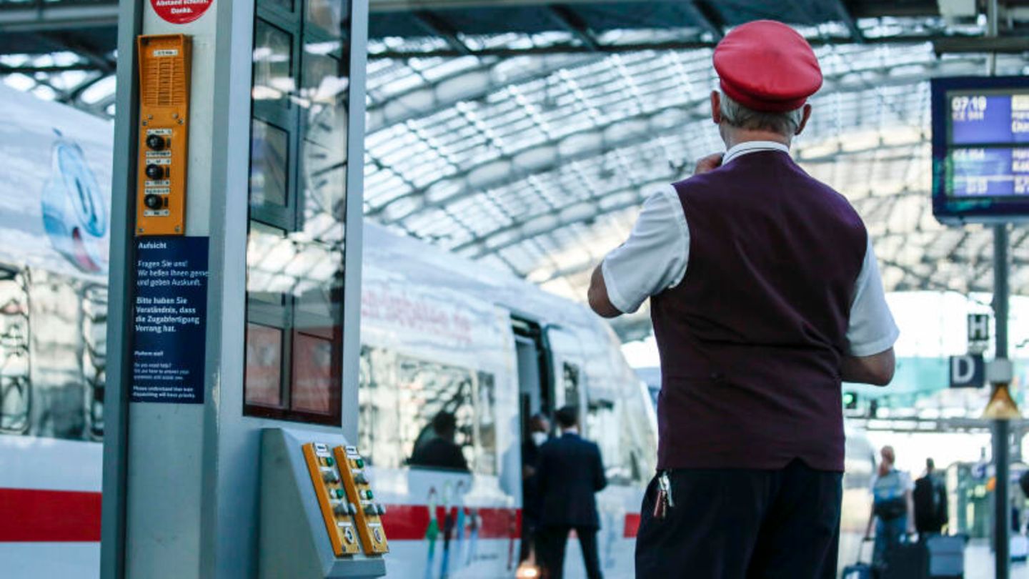Ein Zugbegleiter der Deutschen Bahn an einem Bahnsteig