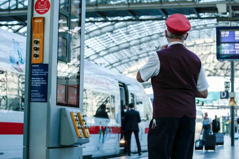 Ein Zugbegleiter der Deutschen Bahn an einem Bahnsteig
