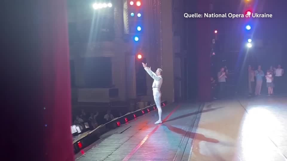 Video: Trauer in Nationaloper: Ukrainischer Balletttänzer als Soldat gefallen Video: Trauer in Nationaloper: Ukrainischer Balletttänzer als Soldat gefallen