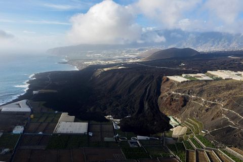 Lavaströme bedecken landwirtschaftliche Flächen auf der Insel La Palma