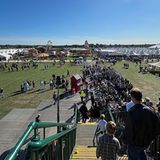 Lange Schlangen gehören zum Goodwood Revival Festival wie 
Uniformen und klassische Kleidung