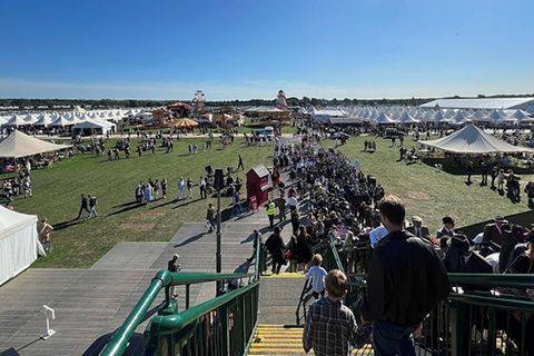 Lange Schlangen gehören zum Goodwood Revival Festival wie 
Uniformen und klassische Kleidung