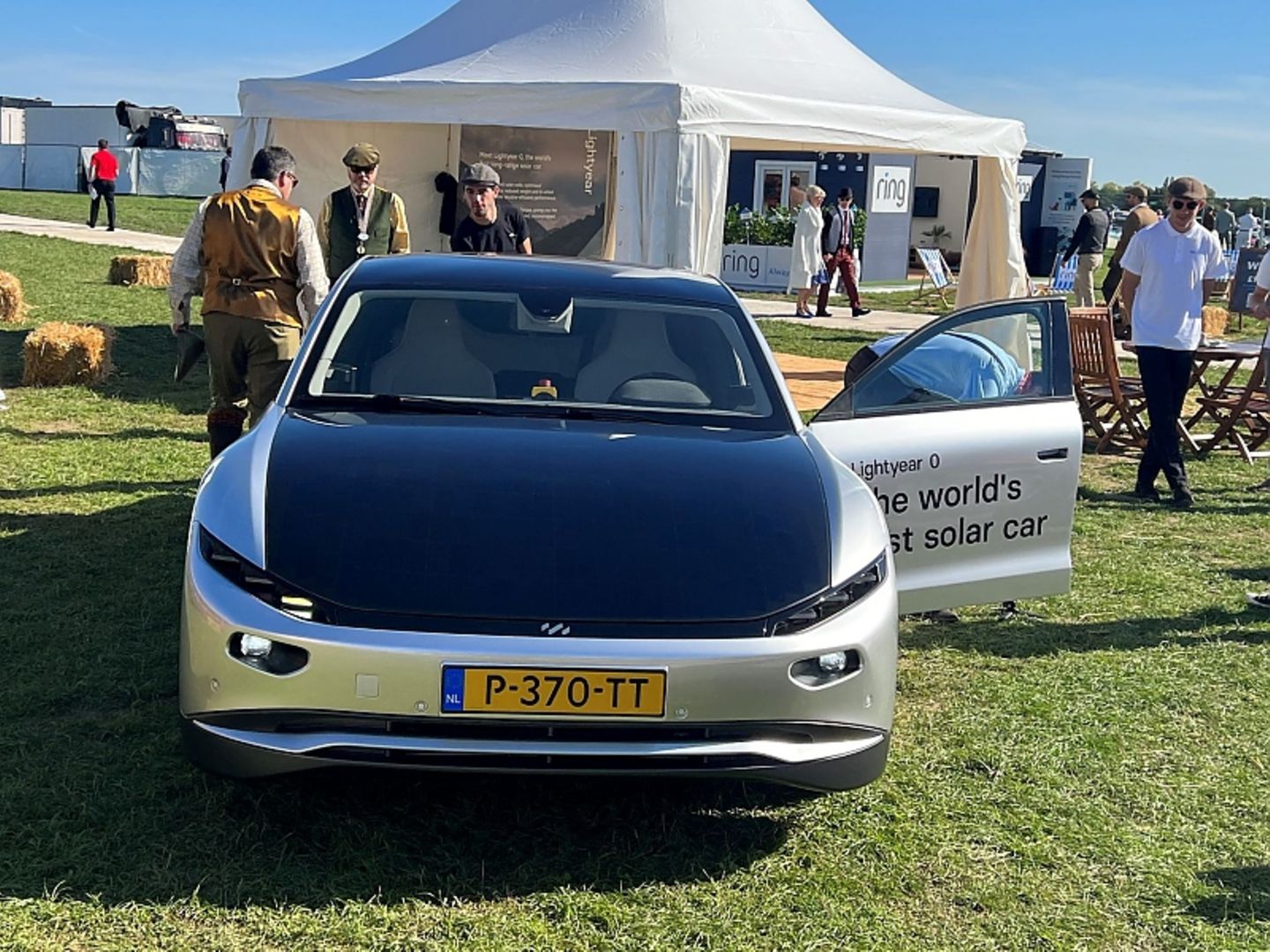 Verschämt hat sich ein Alien auf den Parkplatz geschlichen