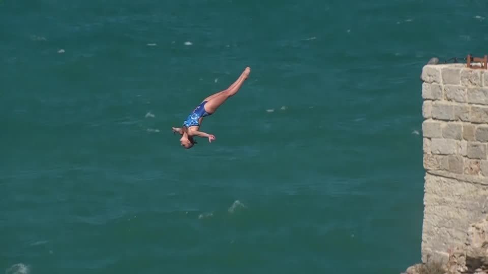 Video: Sprung von der Klippe Video: Sprung von der Klippe