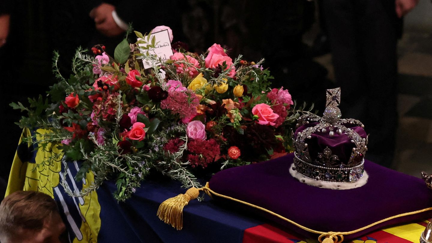 A letter on Queen Elizabeth II's coffin.