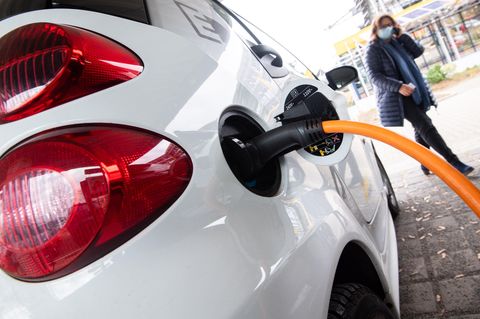 Ein Elektroauto lädt an einer Ladestation