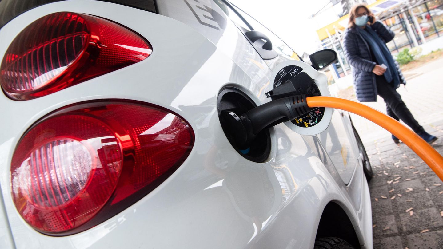 Ein Elektroauto lädt an einer Ladestation