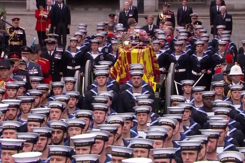 Trauerzug: Letztes Geleit: Matrosen der Royal Navy begleiten den Sarg der Queen