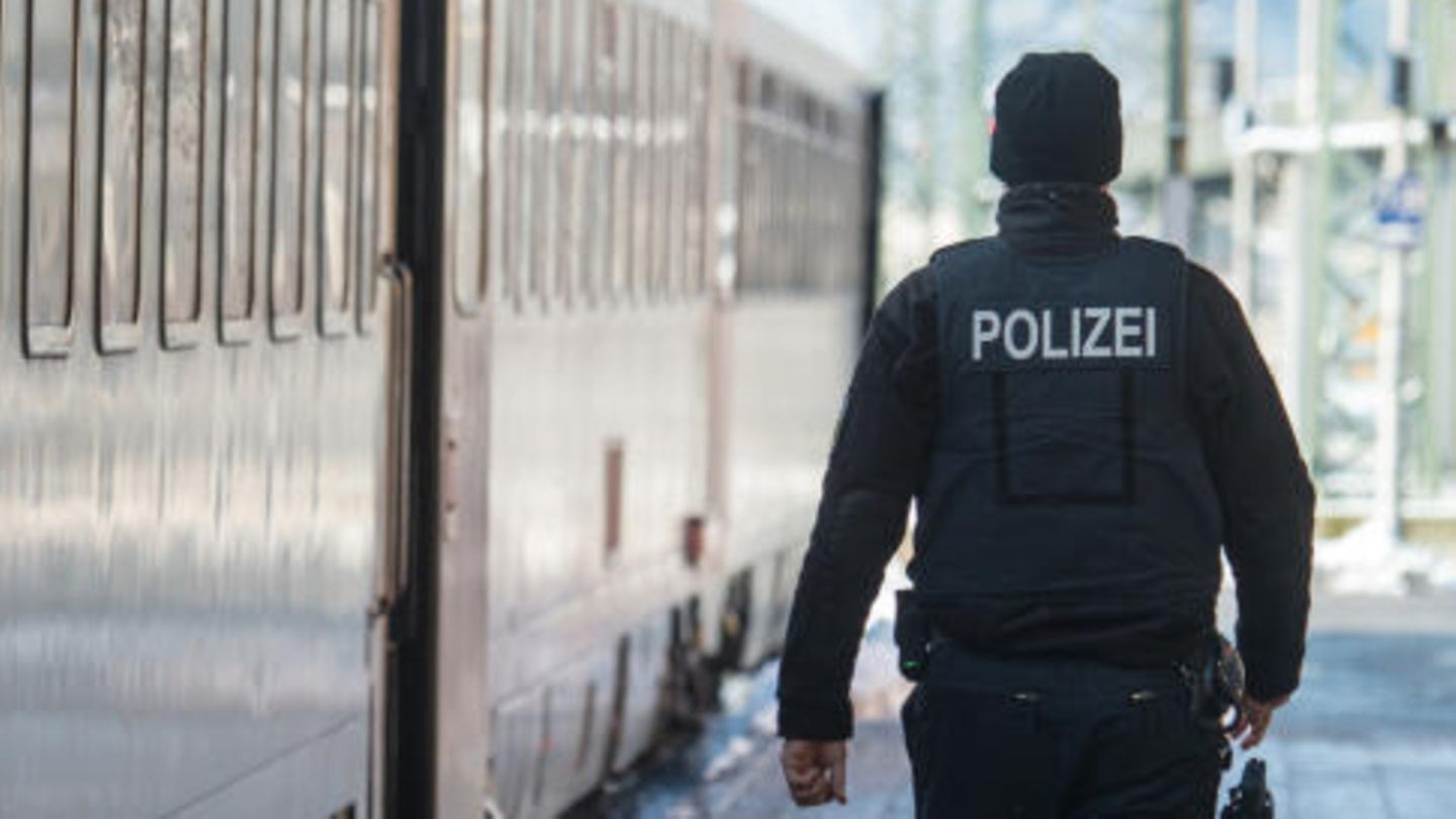 Ein Polizist beim Dienst auf dem Bahnsteig.