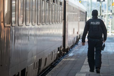 Ein Polizist beim Dienst auf dem Bahnsteig.